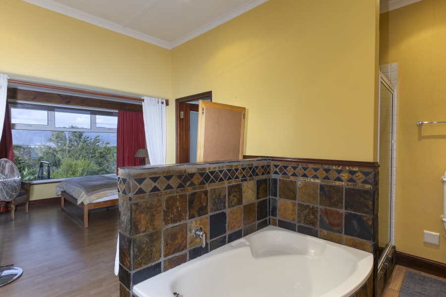 6 Bedroom Property for Sale in Roundhay Western Cape
